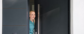 woman opening her house door
Keine Bildbeschreibung verfügbar