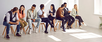 Group of adult students communicating with each other at an English speaking club
Keine Bildbeschreibung verfügbar